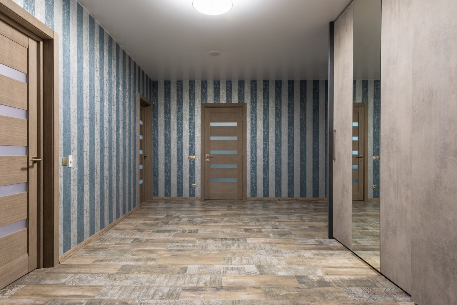 Шпонированные двери производства фабрики Дорман, крупный план готового изделия